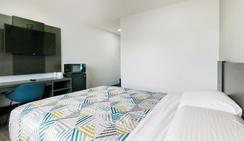 Queen Bed Accessible Smoking