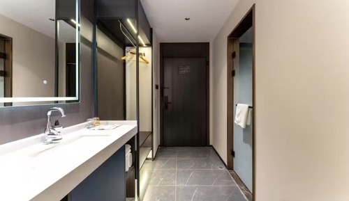 Comfort Room, City View