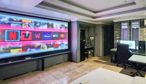 Superior King Room - 120" Large Projector Beam + 2 PCs + Air Dresser + King Bed