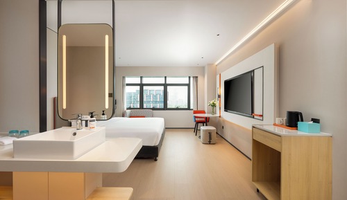 1 King Standard Extra Floor Space
