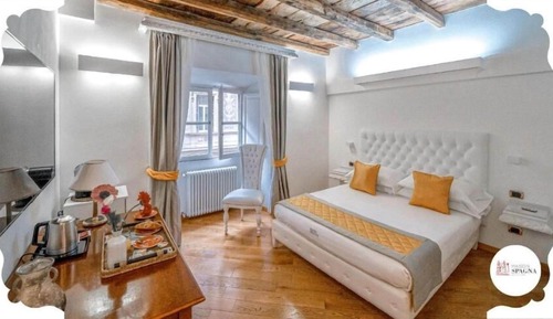 Deluxe Triple Room, City View (Spagna)