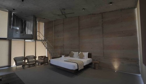 Luxury Studio, Hill View