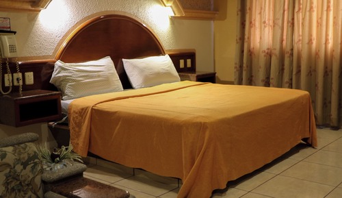 Standard Room, 1 King Bed, Courtyard View