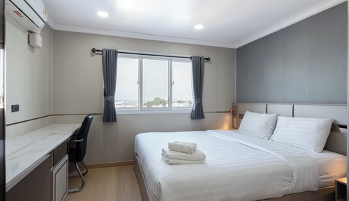 2 Bedrooms Family Room (C)
