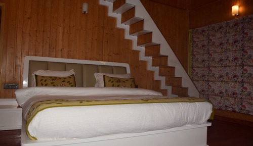 Suite Room with Garden & Mountain View