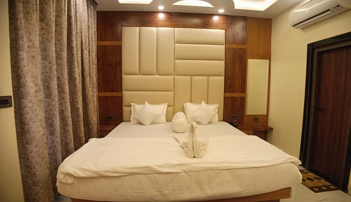 Cottage with Pool View