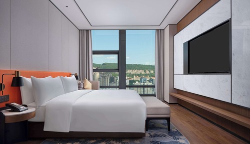 Suite, 1 King Bed, River View