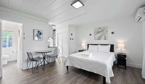 Studio Suite, 1 Queen Bed, Garden View (Chic City Retreat 93I)