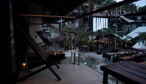 Comfort Room, Pool View
