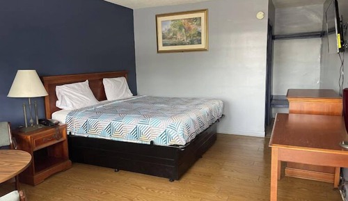 Single Room, 1 King Bed, Smoking