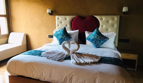 Romantic Cottage, Garden View