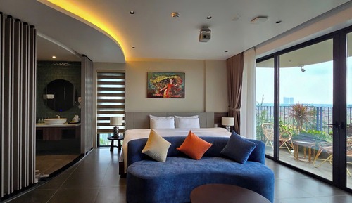 Signature Suite Double with Balcony, Garden View
