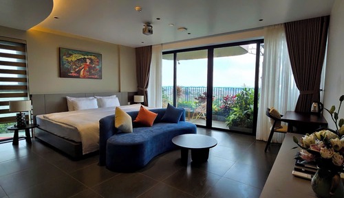 Signature Suite Double or Twin with Balcony, Garden View