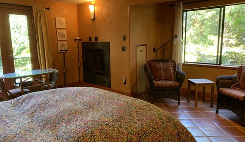 Romantic Loft, 1 Queen Bed, Hot Tub, Garden Area