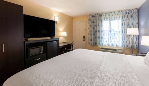Room, 1 King Bed, Smoking