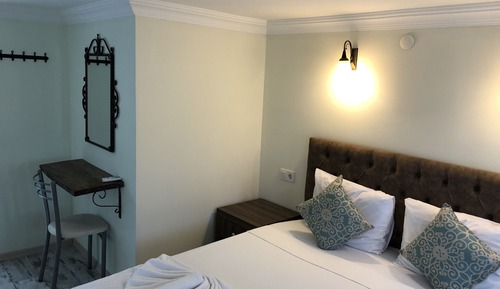 Comfort Room, 1 Queen Bed, Pool View, Poolside