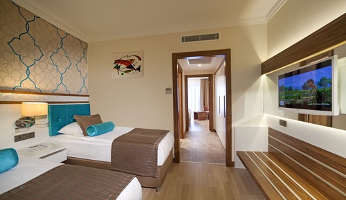 Family Room (Land View)