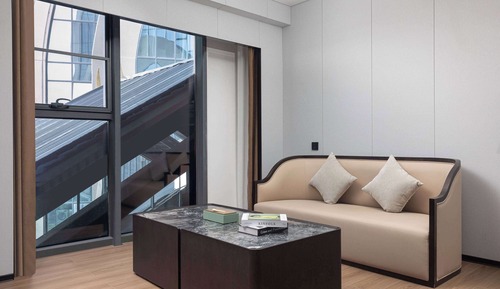 Deluxe Suite, 1 King Bed, Smoking
