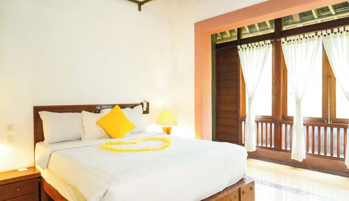 Luxury Studio Suite, 1 King Bed, Balcony, Garden View