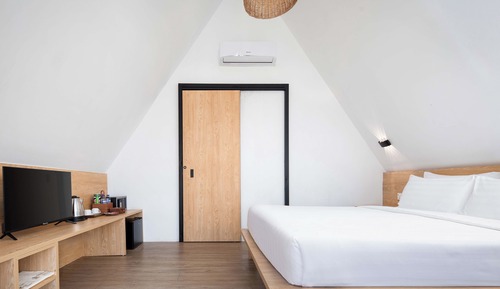 Basic Room, 1 King Bed, Garden View