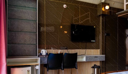 Signature Studio Suite, City View