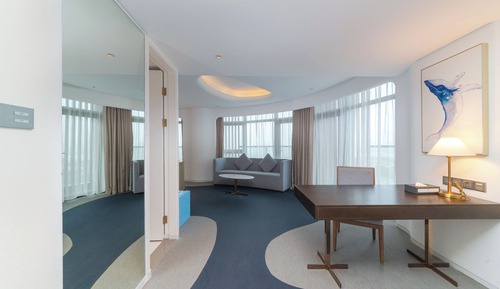 Deluxe Suit Room