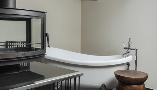 Gem Loft with Fireplace and Bathtub