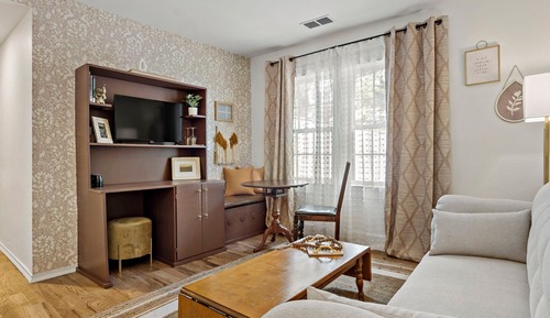 Superior Suite, 1 King Bed, Private Bathroom