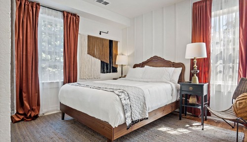 Comfort Suite, Courtyard View