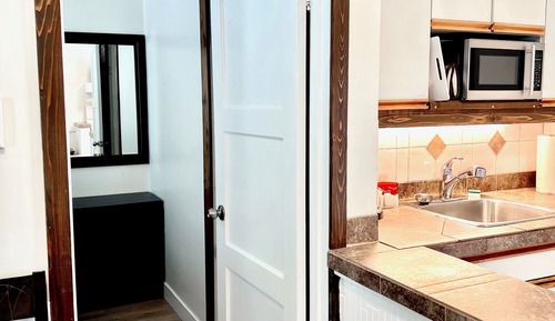 Classic Cabin 2 - 1 Bedroom w/ Queen and Couch Futon,1 Bathroom, Kitchen and Lake Views