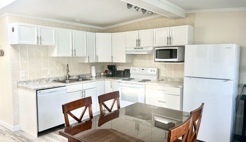 Classic Cabin 16 - 2 Queen Bedrooms + Futon, 1 Bathroom, Kitchen & Lakefront Views