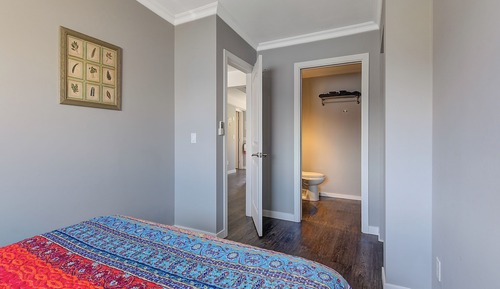 Classic Cabin 11 - 2 Queen Bedrooms, 2 Bathrooms, Kitchen & Lakefront Views