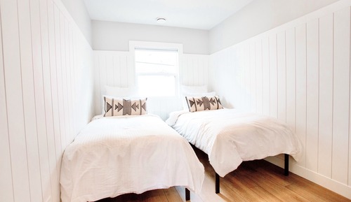Classic Cabin 9 - 2 Queen Bedrooms +  2 Single and Sofa Bed, 1 Bathroom, Kitchen & Beachfront Views