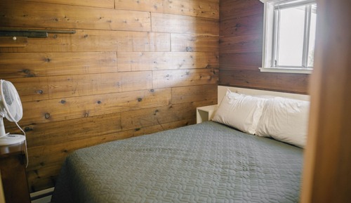 Classic Cabin 13 - 2 Queen Bedrooms, 1 Bathroom, Kitchen & Lakefront Views