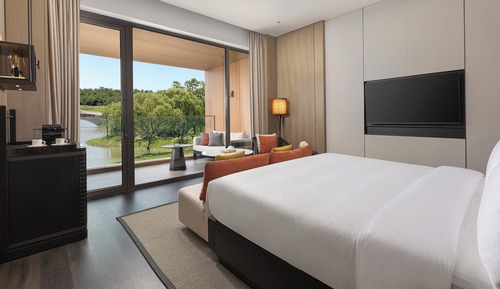 Standard Room, 1 King Bed, Lake View