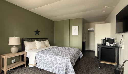 Standard Single Room, 1 Queen Bed