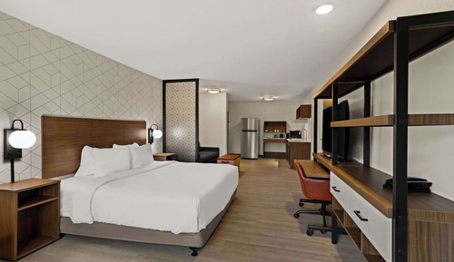 Suite, 1 King Bed, Accessible, Non Smoking