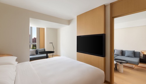 Executive Suite, 1 King Bed, City View