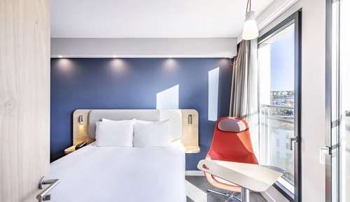 Standard Room, 1 Queen Bed, Accessible (Free Breakfast)
