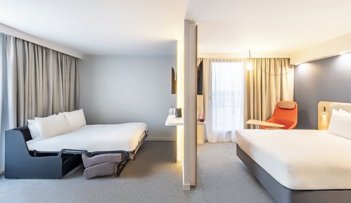 Suite, 1 Queen Bed, Balcony (Free Breakfast)
