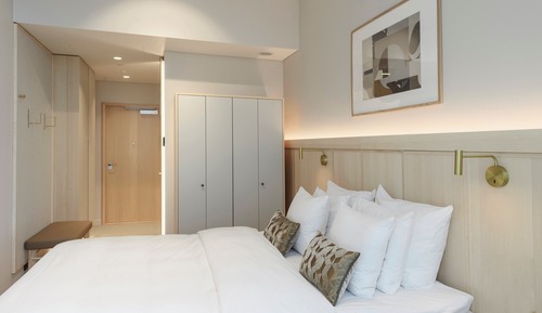 Room, 1 Queen Bed (Solo Up)