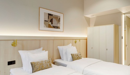 Twin Room (Solo)