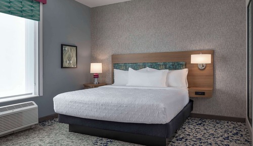 Suite, 1 King Bed, Accessible, Bathtub