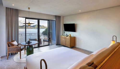 Ocean View 1 King Corner Room - Large Balcony