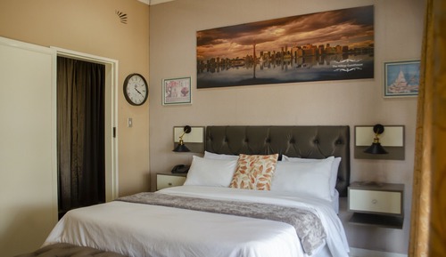 Deluxe Queen Suite Room 6