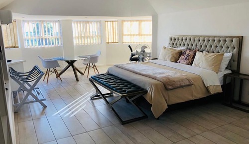 Deluxe King Suite Room 4