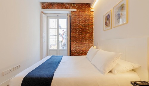 Club Apartment, City View