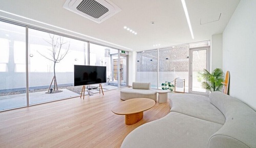 Room (Room 9)