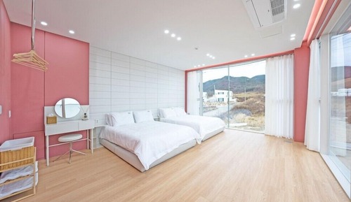 Room (Room 2)