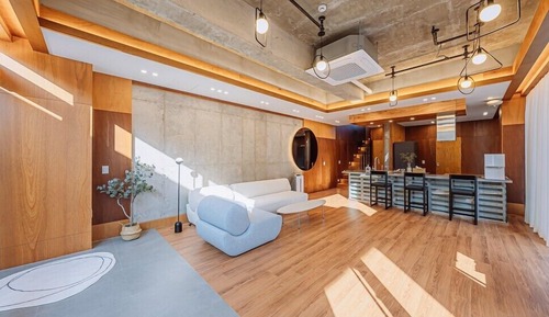 Room (Room 10)